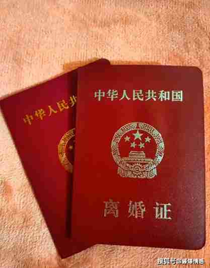 工作台上摆放的婚姻证书仿真样张与烫印工具